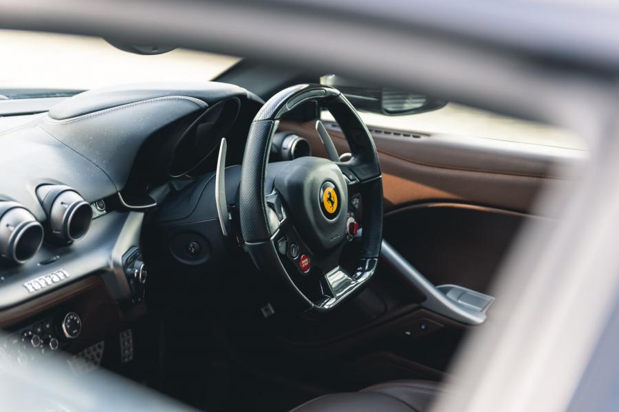 Интерьер Ferrari F12berlinetta 2014 года  (UK) (фото 265 из 276)